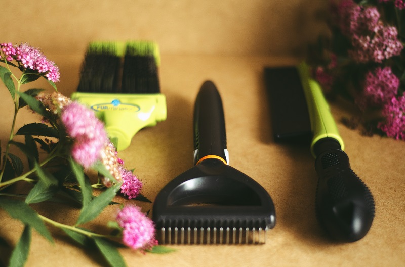 Hakentrimmer, kam en doos.