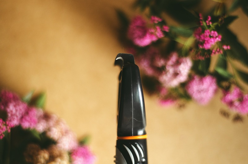 Een hakentrimmer is goed om dichte verstrikkingen eruit te kammen.