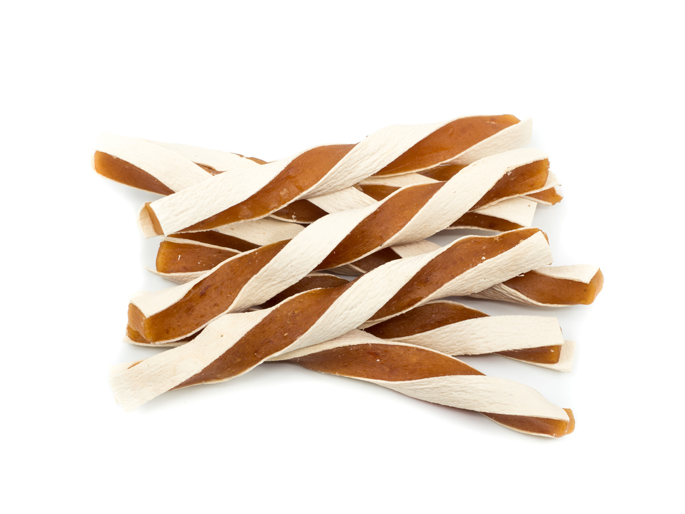 Hondensnoep in de vorm van stokken. De combinatie van twee smaken - vis en kip.